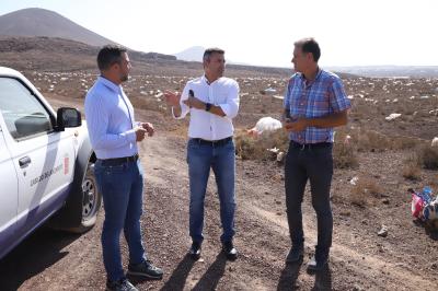 Imagen El Cabildo de Lanzarote procede a la limpieza de plásticos de la ladera de Zonzamas