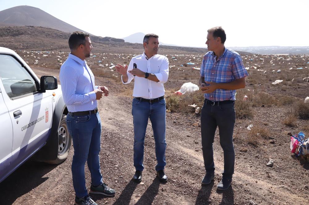 Imagen El Cabildo de Lanzarote procede a la limpieza de plásticos de la ladera de Zonzamas
