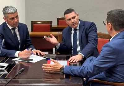 Imagen El presidente Oswaldo Betancort logra el compromiso del Gobierno de Canarias para introducir mejoras pesqueras en el Puerto de Órzola