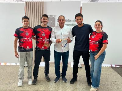 Imagen El Cabildo de Lanzarote recibe y felicita al Auria Bádminton Club tras su histórico ascenso a Primera División Bronce
