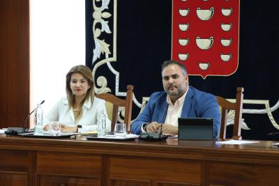 Imagen El Cabildo de Lanzarote exige a AENA una bonificación del 75% en el parking para residentes y la reparación urgente de las infraestructuras del aeropuerto