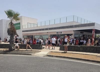 Imagen Cabildo y SPEL-Turismo Lanzarote piden reforzar el taxi con licencias temporales este verano