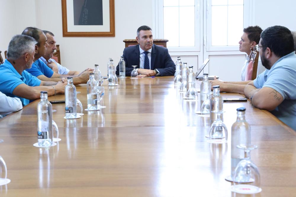 Imagen El Cabildo se reúne con las cooperativas del taxi para escuchar al sector y aunar posturas de cara a optimizar el servicio