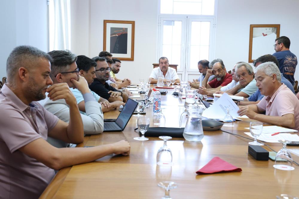 Imagen El Cabildo presenta a los ayuntamientos un modelo público de renovables que reduce las ZAR a menos del 0,25 % del territorio de Lanzarote