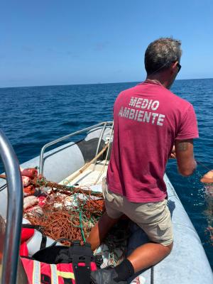 Imagen El Cabildo coordina la retirada de un palangre abandonado a la deriva en la costa norte de Lanzarote