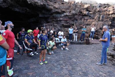 Imagen La Cueva de los Verdes vuelve a acoger una visita adaptada con el Club UNINSU y la Asociación La Vida Sigue en Positivo